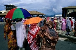 Aérogare;-Aéroport;-Air-Austral;-Archipel-des-Comores;-Avion;-Foule;-France;-Kaleidos;-Kaleidos-images;-Kanga;-La-parole-à-limage;-Laurent-Abad;-Mayotte;-Océan-Indien;-Parapluie;-Stories-Pictures;-Tour-de-contrôle